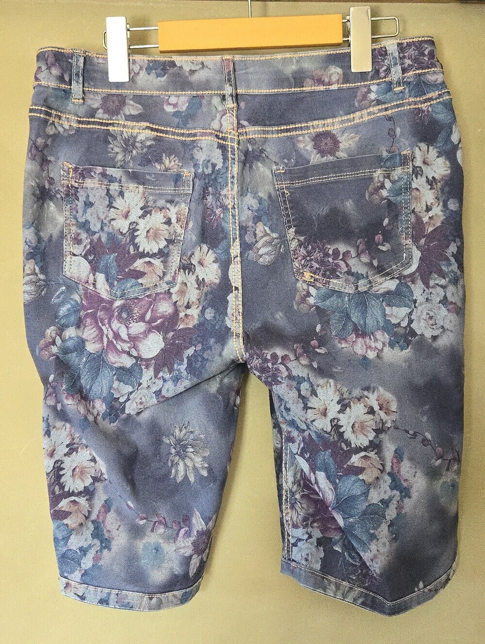 Marie Claire Boutiques | Reversible Floral Denim Bermuda Shorts, 2-in-1! Size 11 - Picture 3 of 11